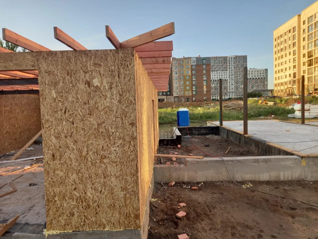 Угол дома «А-317»: стена из СИП-панелей и выпуски балок кровли