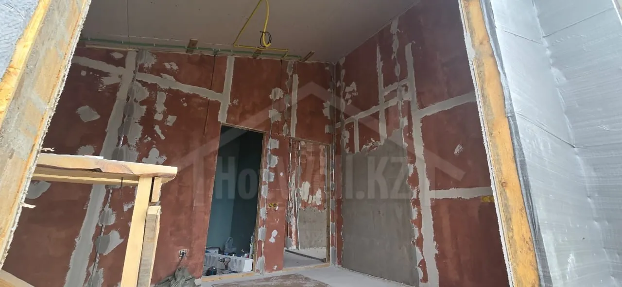 Комната дома «Б-123»: стены подготовлены под чистовую отделку, зашпаклёваны стыки