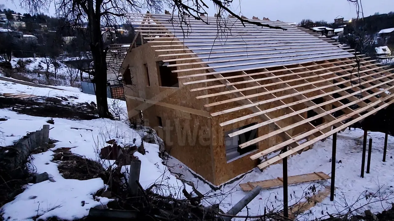 Обрешётка и укладка профлиста на крыше дома «Б-240»