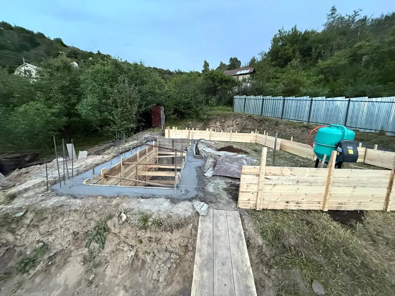 Участок под дом «Д-120»: опалубка фундамента, арматура и бетономешалка