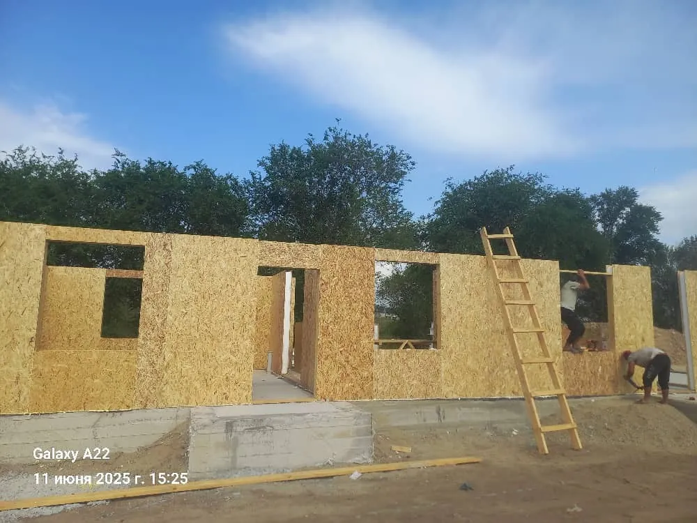 Стены из СИП-панелей дома «Е-120» с оконными и дверными проёмами в процессе монтажа