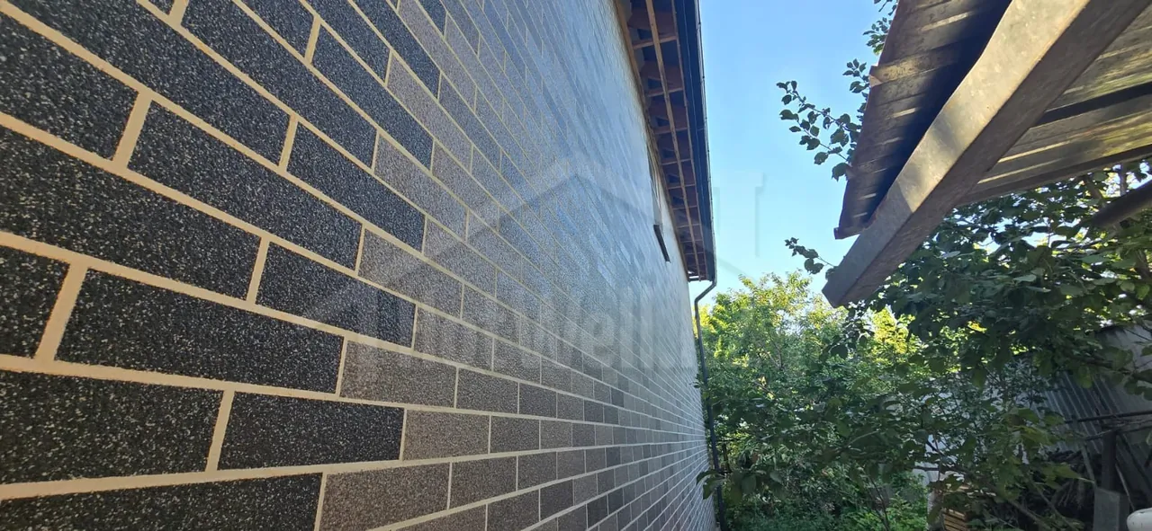 Стена дома «Ф-160» с фасадными термопанелями под кирпич и подшивка карниза кровли