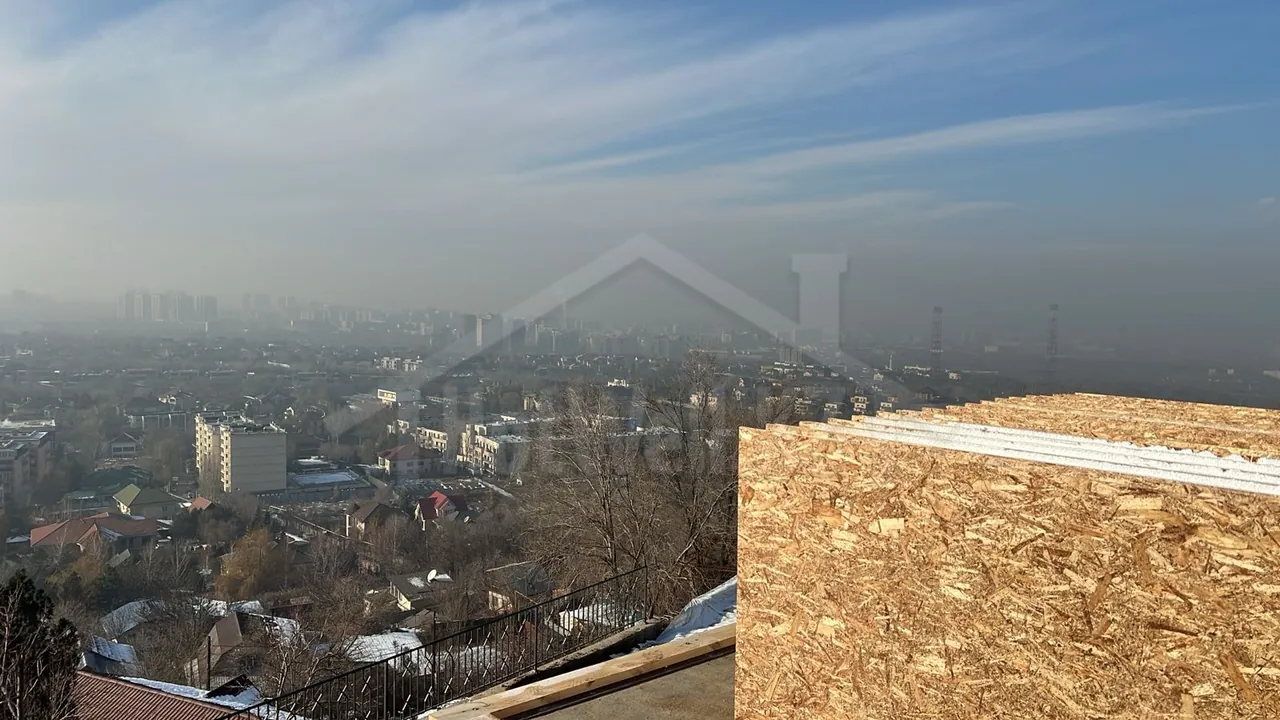 Штабель СИП-панелей для надстройки «К-144» на крыше дома с видом на город