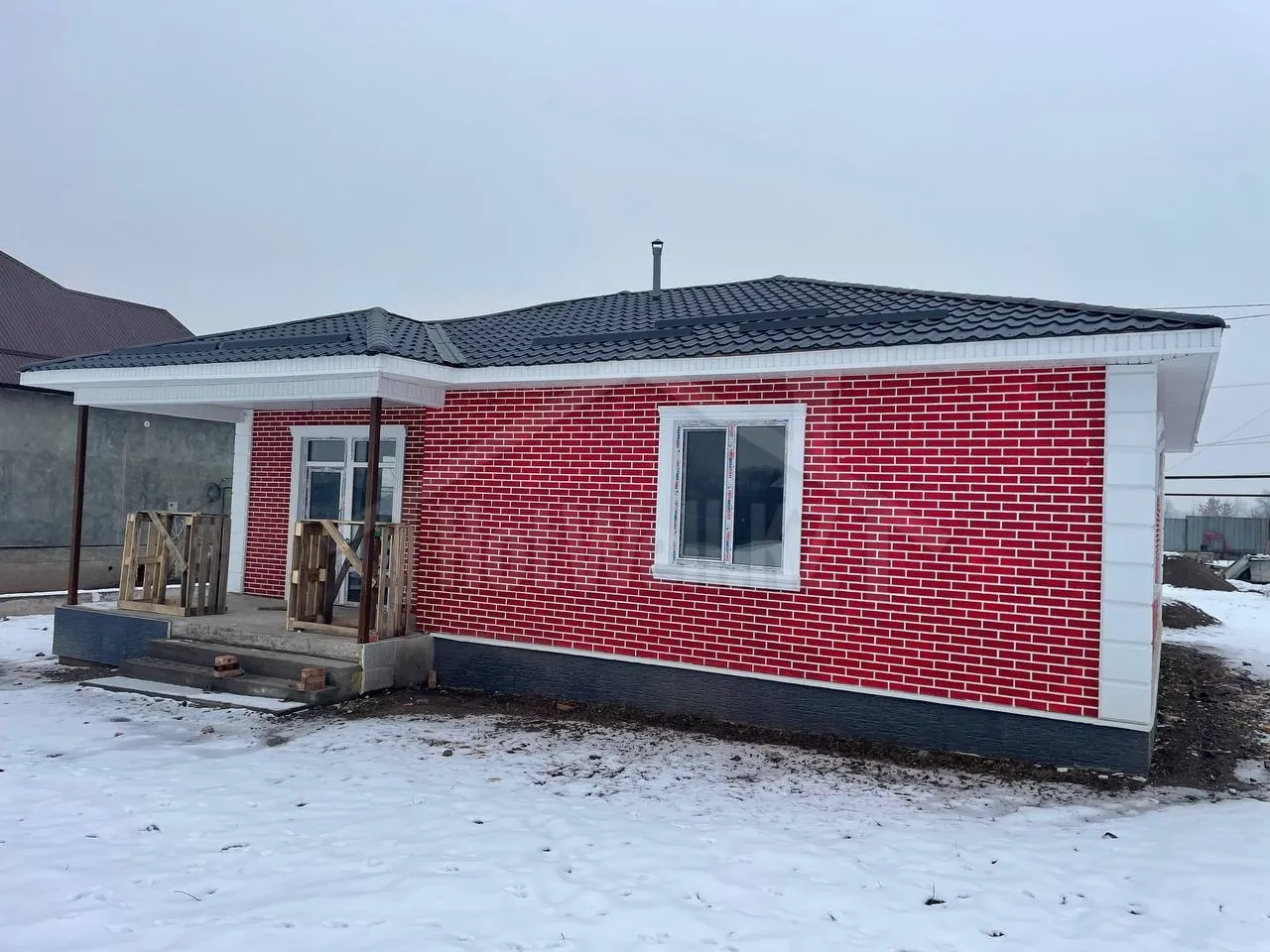 Дом «М-110» под вальмовой крышей из металлочерепицы, фасад под красный кирпич