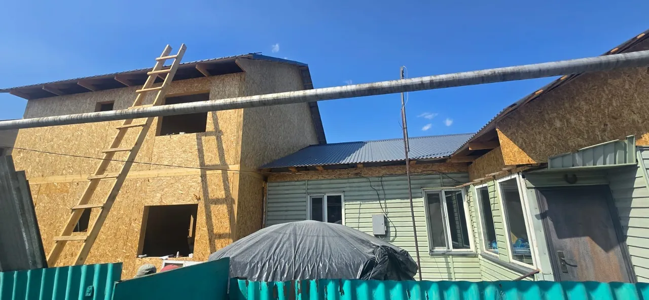Дом «М-140» под крышей из профлиста: фронтон из СИП-панелей и приставная лестница