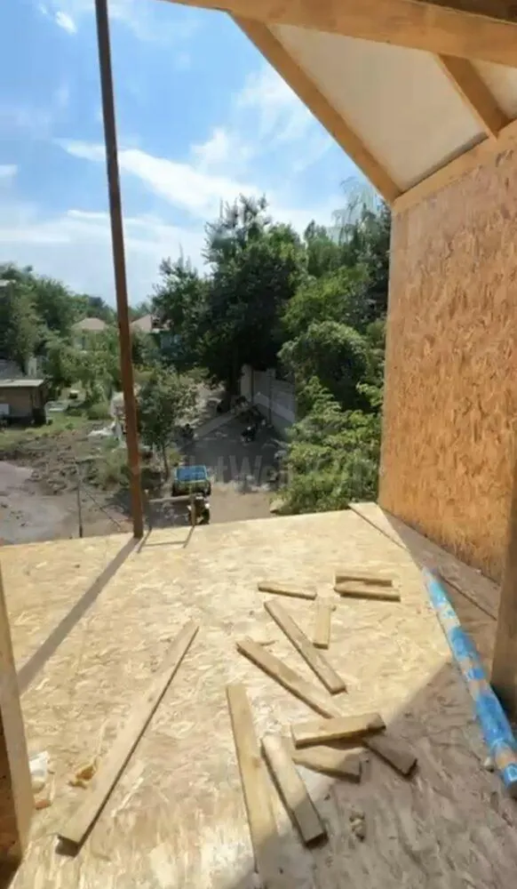 Вид со второго этажа дома «П-173»: перекрытие из OSB-плит и свес кровли
