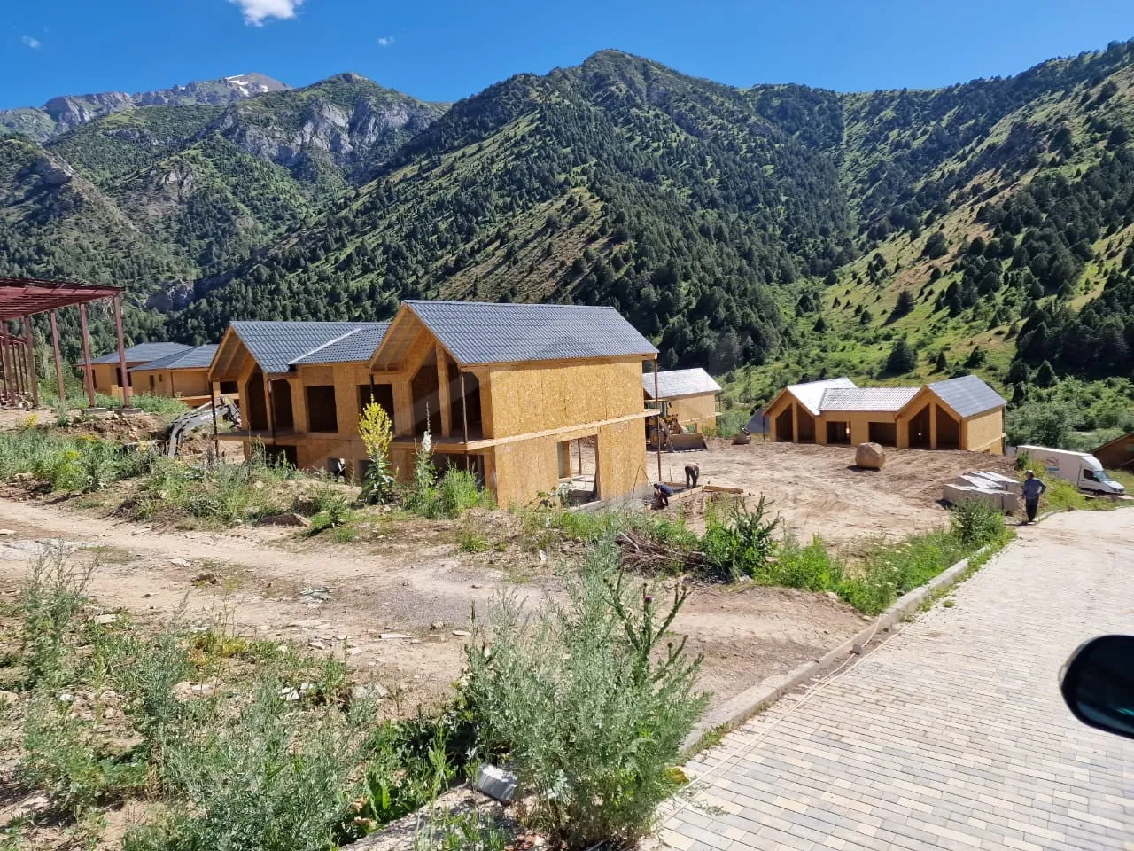 Панорама стройплощадки: дома Ш-255 из СИП-панелей на фоне гор
