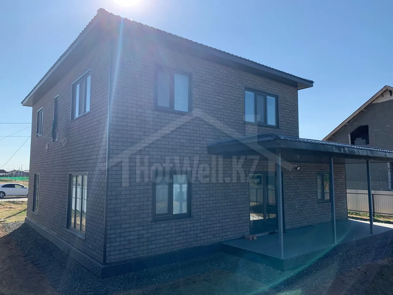 Дом «Т-160»: угловой вид на крытую террасу и одноэтажное крыло с панорамными окнами
