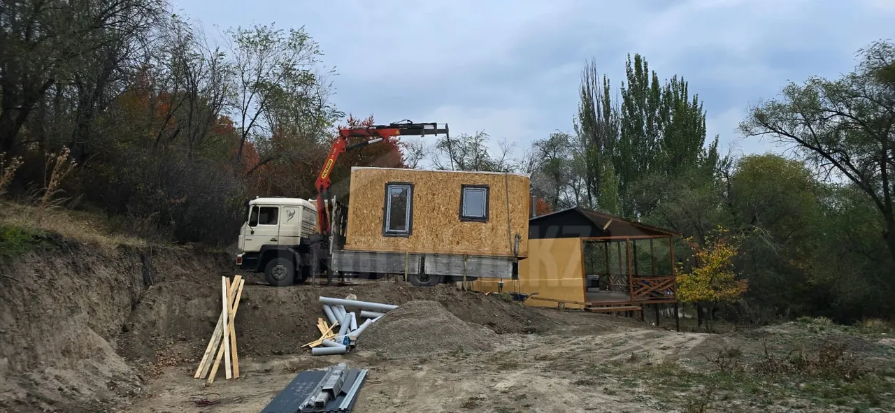 Доставка готового модуля дома «Т-30» из СИП-панелей на участок грузовиком с краном-манипулятором
