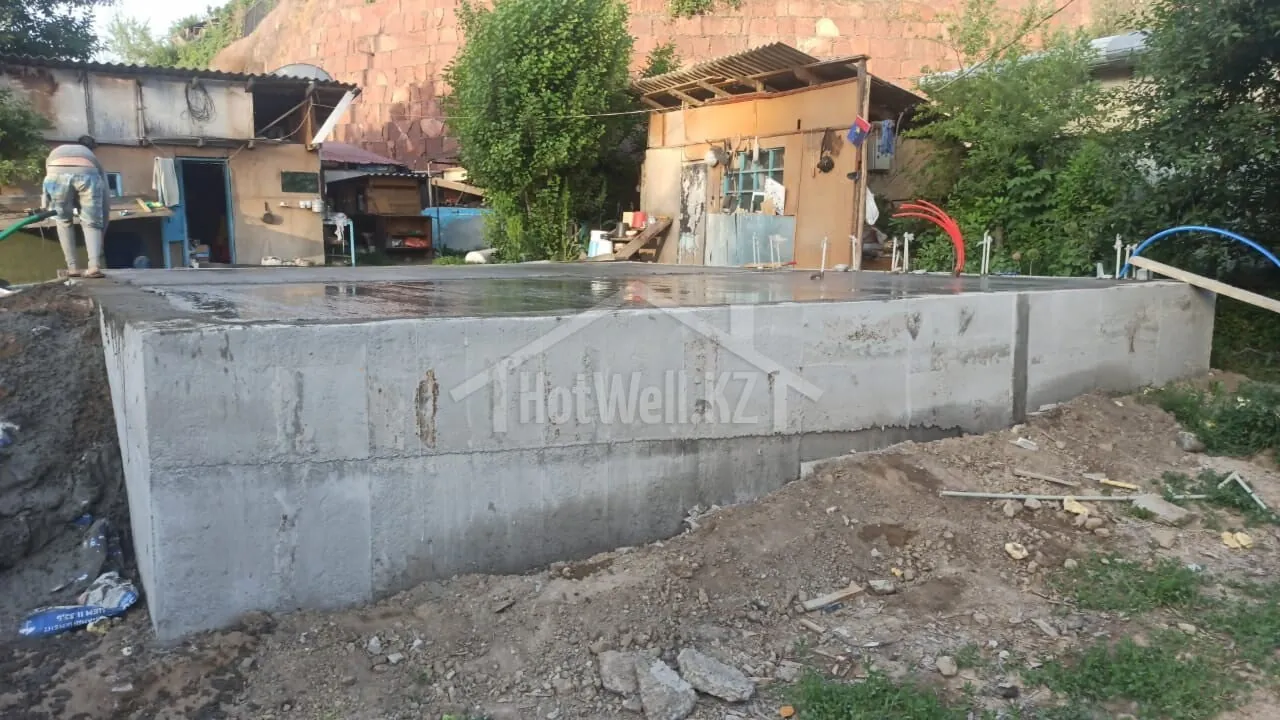 Высокий монолитный цоколь дома «С-112А» с выводами инженерных труб
