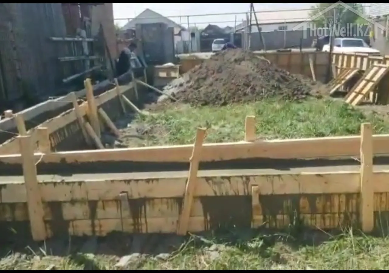 Деревянная опалубка фундамента дома «Ц-65»: бетон залит в ленту по периметру