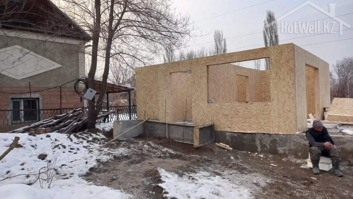 Монтаж стен первого этажа дома «У-81» из СИП-панелей на бетонном цоколе зимой