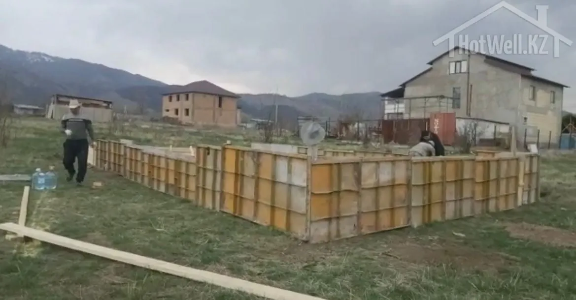 Установленная опалубка ленточного фундамента дома «В-112» на участке в предгорье