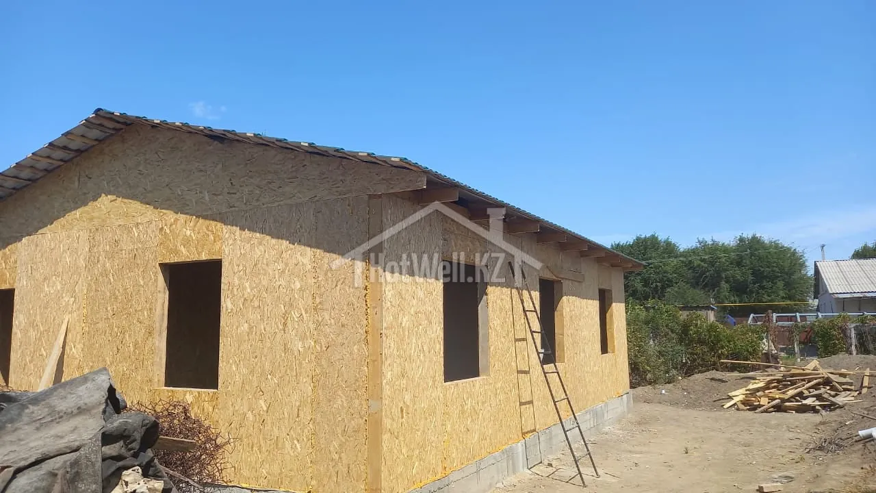 Угол дома «В-77Б» из СИП-панелей с готовой кровлей и приставной лестницей
