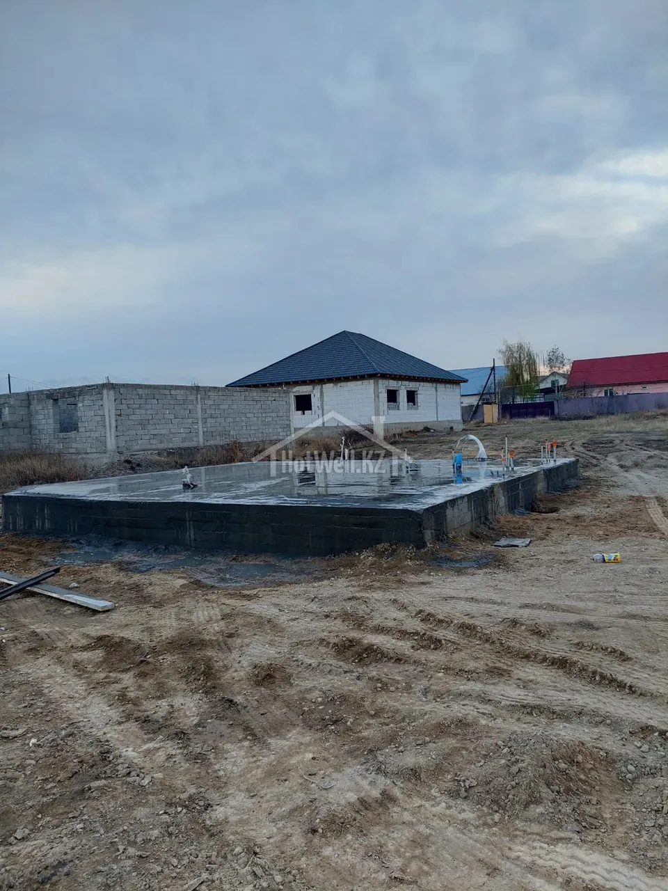 Залитая бетонная плита пола дома «З-165» с выпусками инженерных коммуникаций