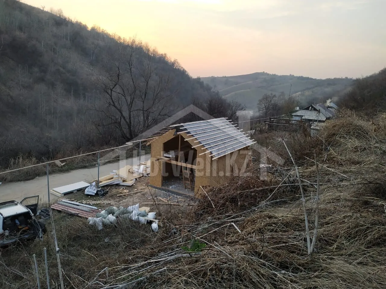 Каркас крыши дома «З-38» с обрешёткой на фоне гор на закате