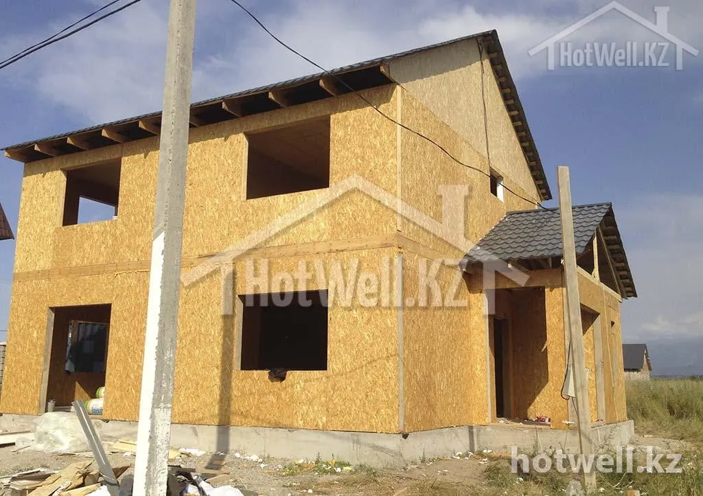 Устройство кровли дома «Ж-169»: козырёк крыльца уже покрыт металлочерепицей