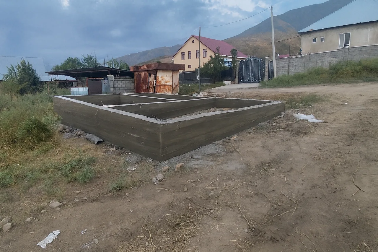 Дом «Пётр» 54 м², Каскелен, 2026: лента фундамента после снятия опалубки, видны внутренние перемычки под перегородки